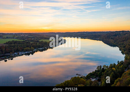 Tramonto sul lago di Baldeney in Essen, serbatoio del fiume Ruhr, Germania Foto Stock