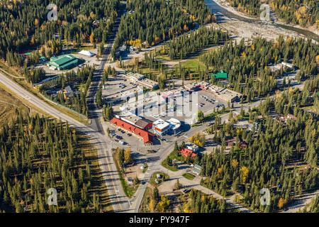 Vista aerea del borgo di Bragg Creek, Alberta Foto Stock