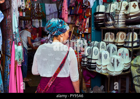 In Kirghizistan, Och provincia, Och città, vecchio bazar, Ak Kalpak, tradizionale kirghiz hat Foto Stock