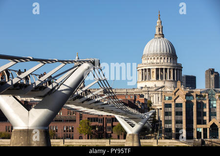 Millennium Bridge e la Cattedrale di St Paul, Londra, Regno Unito Foto Stock