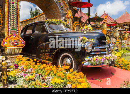 Chevrolet nero decorato con fiori all'ingresso del palazzo di Ubud Foto Stock