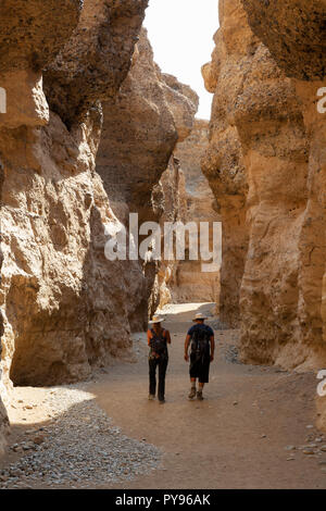 La Namibia turismo - i turisti a piedi nel Sesriem Canyon, Namib Desert, Namib-Naukluft National Park vicino al Sossusvlei, Namibia Africa Foto Stock