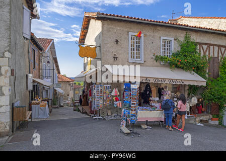 Negozio di souvenir nel borgo medievale Saint-Bertrand-de-Comminges, Haute-Garonne, Pirenei, Francia Foto Stock