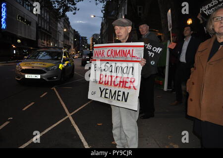 Londra/UK. Il 25 ottobre 2018.dimostrazione esterna Saudi Arabian Embassy, fermare la guerra i sostenitori della coalizione con cartelli: Bin Salman macellaio di Yemen Foto Stock