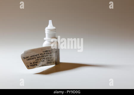 Un collirio flacone, prescrizione di antibiotici in medicina. Foto Stock