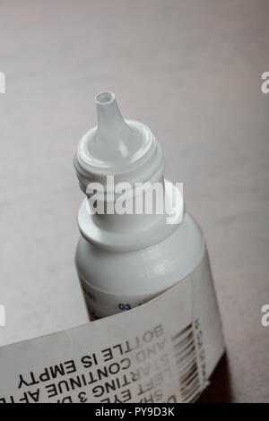 Un collirio flacone, prescrizione di antibiotici in medicina. Foto Stock