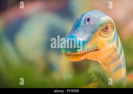 Modello di cute di Phuwiangosaurus sirindhornae a Bangkok museo pubblico. Phuwiangosaurus è un genere di dinosauro euhelopodid dal Primo Cretaceo di T Foto Stock