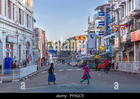 Street nel centro di Kandy, Sri Lanka. Foto Stock