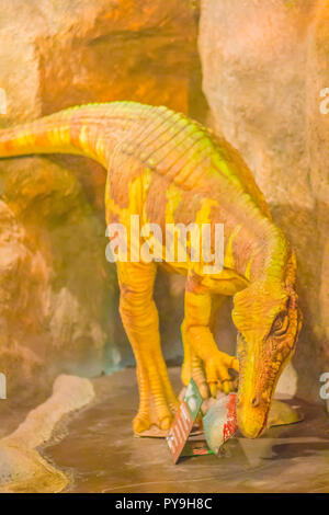 Modello di cute di Siamosaurus suteethorni dinosauro al museo pubblico. Siamosaurus è un genere di dinosauro theropod dal Primo Cretaceo della Thailandia. Foto Stock