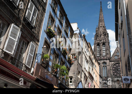 A Clermont-Ferrand (Francia centrale): 'rue des gras' street nel centro della città. In mezzo, Clermont-Ferrand Cattedrale (francese: la Cattedrale di Notre-dame- Foto Stock