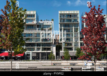 Lione (sud-est della Francia): La confluenza del distretto. Moderna e colorata edifici lungo la banchina ÒAntoine RiboudÓ nel 2° arrondissement (distretto Foto Stock