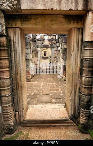 Interno dei cancelli dell'antico tempio Khmer Prasat Sdok Kok Thom costruito con pietra arenaria rossa e laterite in Sa Kaeo provincia della Thailandia Foto Stock