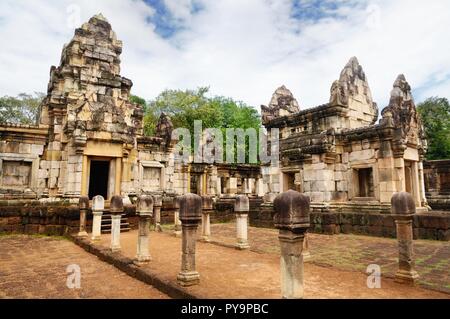 Сourtyard e biblioteche del 11esimo secolo antico tempio Khmer Prasat Sdok Kok Thom costruito con pietra arenaria rossa e laterite in Sa Kaeo provincia della Thailandia Foto Stock