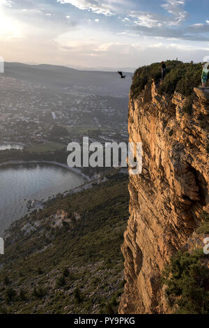 Ribes nero (sud-est della Francia): BASE jumping dalle rocce rosse del ÒCap CanailleÓ capezzagna (363m) al tramonto.Caption locale *** Foto Stock