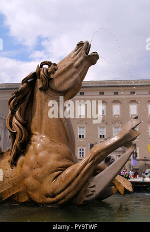 Famosa Fontana del Cavallo sul Rezidents Platz in Salzburg, Austria Europa Foto Stock