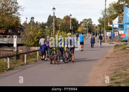 Una famiglia fuori per un giro in bicicletta lungo il percorso a Teddington,Londra,l'Inghilterra,UK Foto Stock