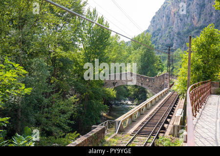 Uno degli ingressi fortificati per la città murata di Villefranche-de-confluenti,attraversando il binario ferroviario e sopra il ponte Foto Stock