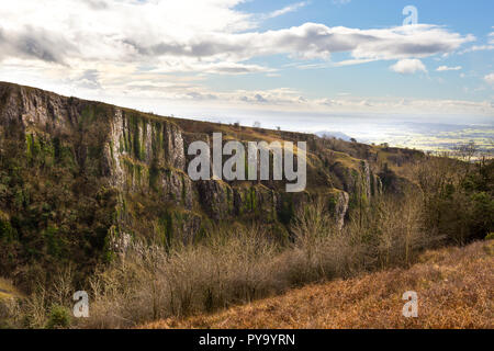 Vista dalla cima del Cheddar Gorge guardando attraverso il paesaggio con le nuvole nel cielo blu e alberi Foto Stock