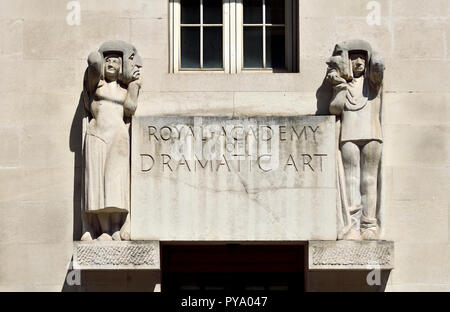 Dettaglio sopra l'ingresso alla RADA - Accademia Reale delle Arti Drammatiche, Gower Street, Londra, Inghilterra, Regno Unito. Foto Stock