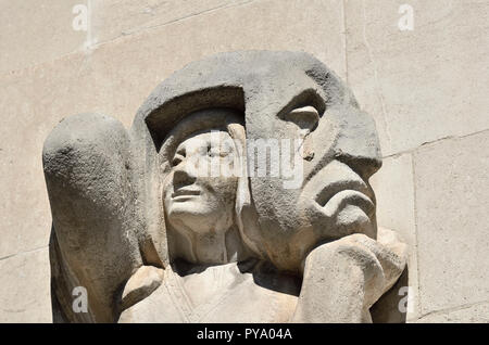 Dettaglio sopra l'ingresso alla RADA - Accademia Reale delle Arti Drammatiche, Gower Street, Londra, Inghilterra, Regno Unito. Foto Stock