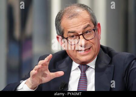 Italia, Roma, 24 Ottobre 2018 : Ministro dell Economia Giovanni Tria partecipa al programma TV " porta a porta " Foto © Remo Casilli/Sintesi/Alamy Foto Stock