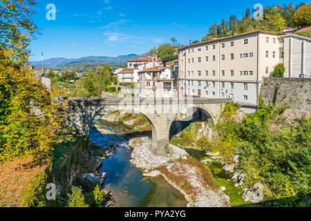 Castelnuovo di Garfagnana in una giornata di sole. Provincia di Lucca, Toscana, Italia. Foto Stock