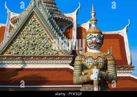 Un demoniaco cercando yak o yaksha sta di guardia in un edificio laterale di Wat Arun o il tempio dell'Alba, a Bangkok, in Thailandia Foto Stock