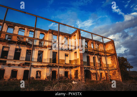 Esterno del vecchio rovinato casa abbandonata Foto Stock