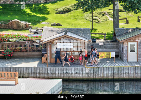 ALEXANDRIA, STATI UNITI - Agosto 24, 2012: i visitatori accedono attraverso il cuore isola il servizio doganale statunitense e ufficio di frontiera lungo il tragitto per il Boldt Castle sulla San Lawrenc Foto Stock