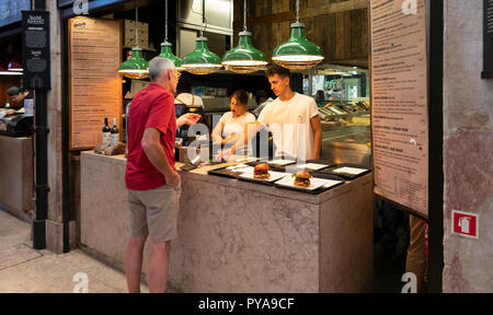 Tempo fuori mercato Lisboa, un food hall situato nel Mercado da Ribeira, Cais do Sodre a Lisbona, Portogallo, una grande area interna con molte bancarelle prodotti alimentari Foto Stock