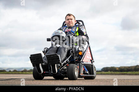 Jason Liversidge, chi ha sclerosi, speranze per impostare il record mondiali di velocità nel suo scopo costruito sedia elettrica a Elvington Airfield in North Yorkshire. Foto Stock