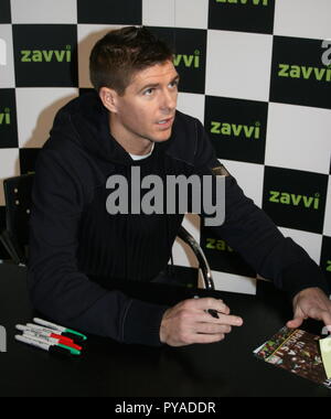 Liverpool,Uk Steven Gerrard dvd a firma zavvi in liverpool un credito Ian Fairbrother/Alamy Stock Foto Foto Stock