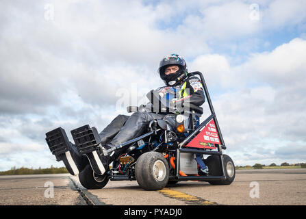 Jason Liversidge, chi ha sclerosi, speranze per impostare il record mondiali di velocità nel suo scopo costruito sedia elettrica a Elvington Airfield in North Yorkshire. Foto Stock