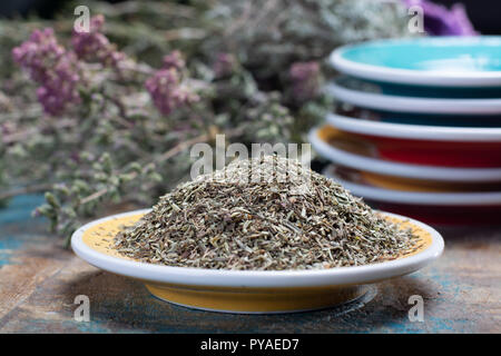 Herbes de Provence, miscela di erbe essiccate considerati tipici della regione della Provenza, miscele contengono spesso salato, maggiorana, rosmarino, timo, origano Foto Stock