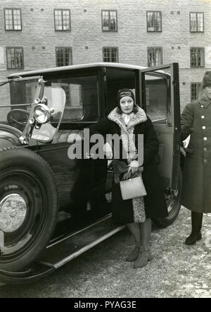 L'attrice svedese Greta Garbo. 1905-1990. L'attrice svedese con i suoi giorni di gloria durante gli anni venti e trenta. Si ritirò dalla schermata all età di 35 anni dopo che agiscono in 28 film. Nella foto qui quando si è in vacanza in Stoccolma 1935 e comporta per il fotografo a metà strada in un taxi. Foto Stock