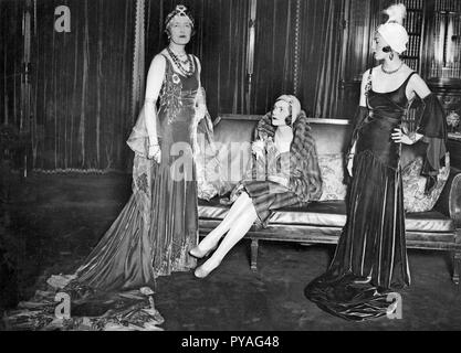 Moda femminile nel 1930s. Raffigurato a sinistra Lady Edwina Mountbatten. 1901-1960. Contessa Mountbatten di Birmania. Moglie di Louis Mountbatten, 1st Conte Mountbatten di Birmania. Con le sue amiche Baillie Hamilton ed Emily Ashley. I camici e i gioielli sono presentati dalle tre donne che precedono i Gioielli della sfera dell'impero che si terrà al Park Lane Hotel di Londra. Foto Stock