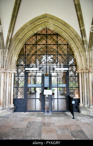 L'ingresso alla casa del Capitolo presso la Cattedrale di Salisbury che alloggia il vetro caso memorizzare la Magna Charta dopo un 45-anno-vecchio uomo è stato arrestato per sospetto di il suo tentativo di furto. Foto Stock