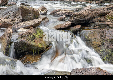 Falls of Dochart vicino a Killin nelle Highlands scozzesi, una lunga esposizione Foto Stock