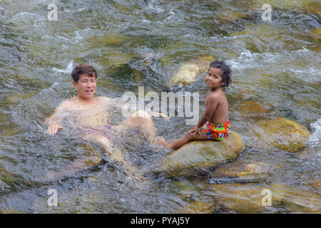 Una giovane ragazza tailandese e papà in un fiume in Nakhon si Thammarat, Thailandia. Foto Stock