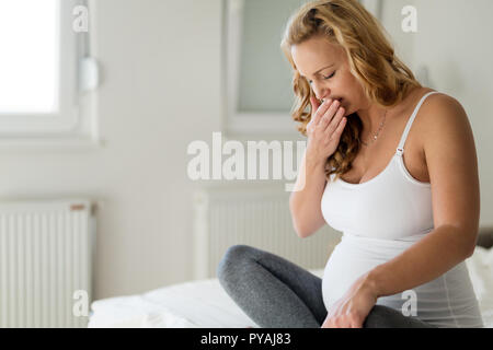 Ritratto di bionda donna incinta sensazione di malessere Foto Stock