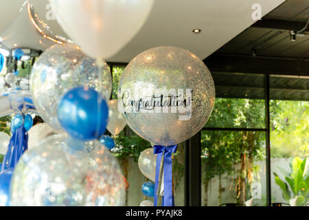Palloncini con parola congratulazioni sulla decorazione ballon nel ristorante. Foto Stock