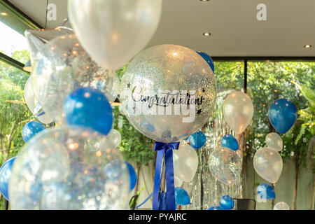 Palloncini con parola congratulazioni sulla decorazione ballon nel ristorante. Foto Stock