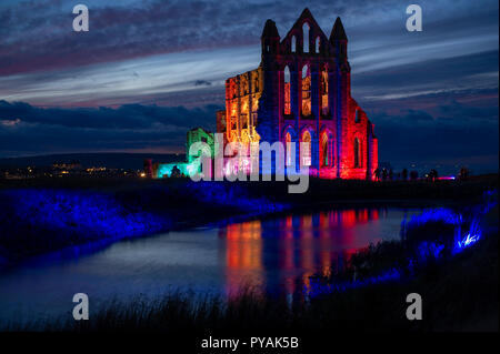 Illuminata Whitby Abbey a Whitby, North Yorkshire Foto Stock