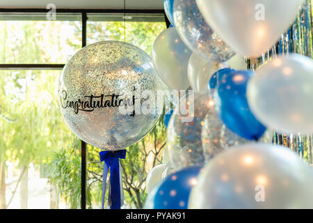 Palloncini con parola congratulazioni sulla decorazione ballon nel ristorante. Foto Stock