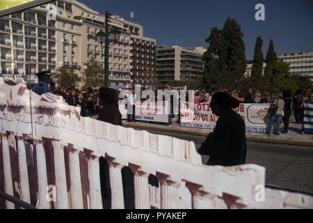 Impressione del pensionato greco durante la protesta contro i licenziamenti al fornitore pubblico di servizi di assistenza domiciliare per anziani "Aiutare a casa'. 02.10.2018 | Utilizzo di tutto il mondo Foto Stock