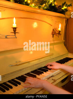 Albero di natale con le bollicine sullo sfondo di un vecchio pianoforte Foto Stock