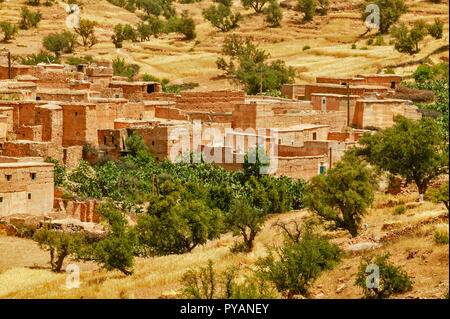 Il Marocco SOUS valle rurale di un borgo collinare circondato da terrazze di grano Foto Stock