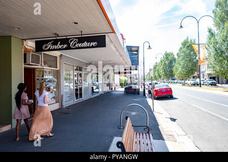 Due giovani donne a piedi lungo la high street in Wagga Wagga, regionale Nuovo Galles del Sud, Australia Foto Stock