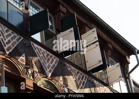 A struttura mista in legno e muratura in mattoni rossi case vicino al fiume sul vecchio porto Lueneburg, Germania Foto Stock