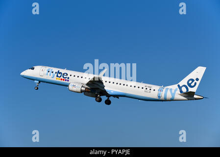 aereo di linea flybe jet. Embraer ERJ195 EI-GGC decollo in cielo blu dall'aeroporto Southend di Londra, Essex, Regno Unito. Logo, titoli, livrea della compagnia aerea Flybe Foto Stock